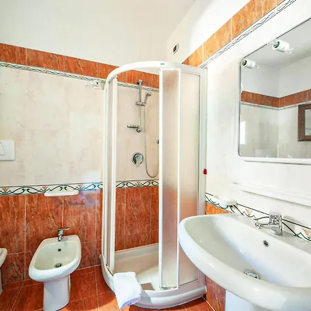 1 Bedroom Beautiful In Appartamento