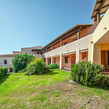 1 Bedroom Beautiful In Appartamento Golfo Aranci